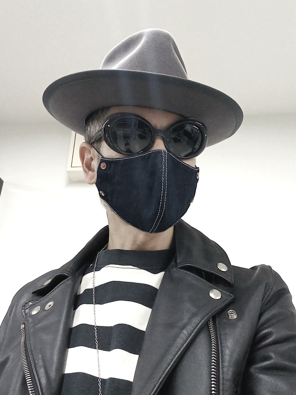 グレー系のスニーカー、ブラック系のカーゴパンツ、ホワイト系のTシャツ/カットソーを着用したメンズの春コーディネートの5枚目の写真