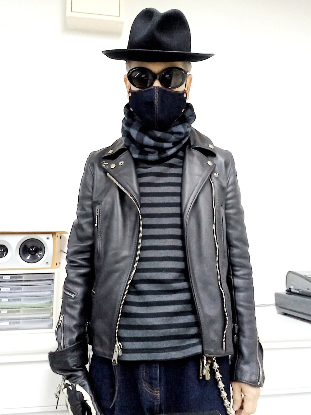 ブラック系のドレスシューズ、ブルー系のスラックス、ブラック系のライダースジャケットを着用したメンズの春コーディネートの2枚目の写真