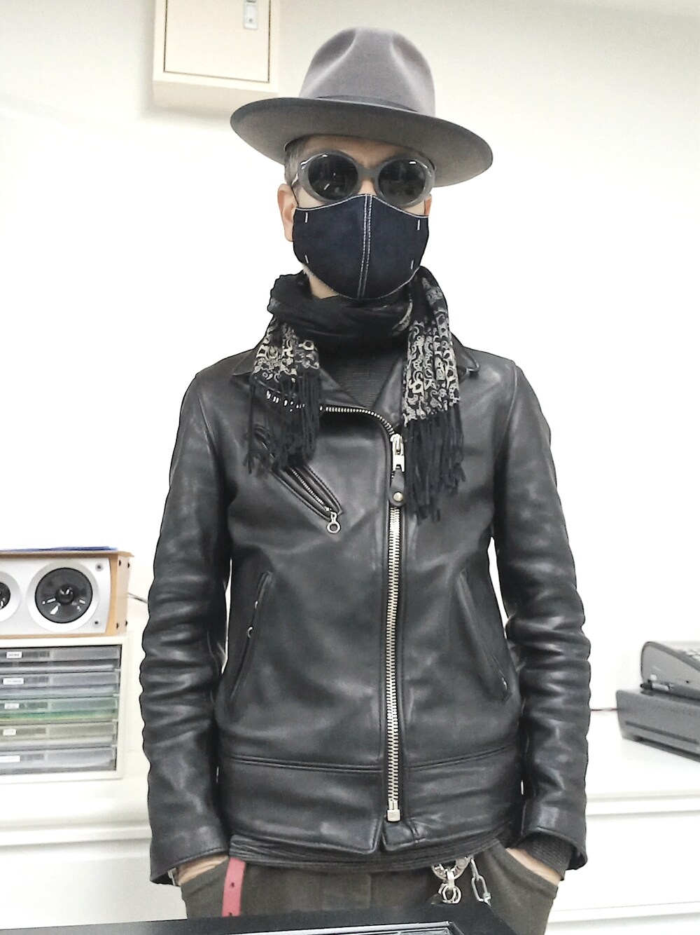 ブラック系のブーツ、ブラック系のライダースジャケット、ブラック系のチノパンツを着用したメンズの春コーディネートの3枚目の写真