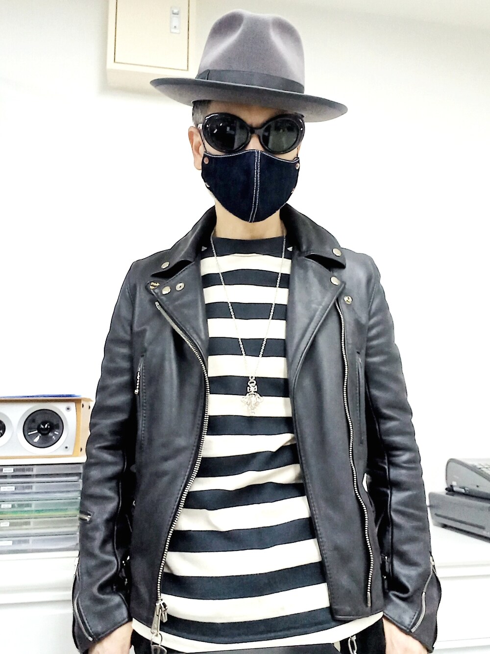 グレー系のスニーカー、ブラック系のカーゴパンツ、ホワイト系のTシャツ/カットソーを着用したメンズの春コーディネートの3枚目の写真