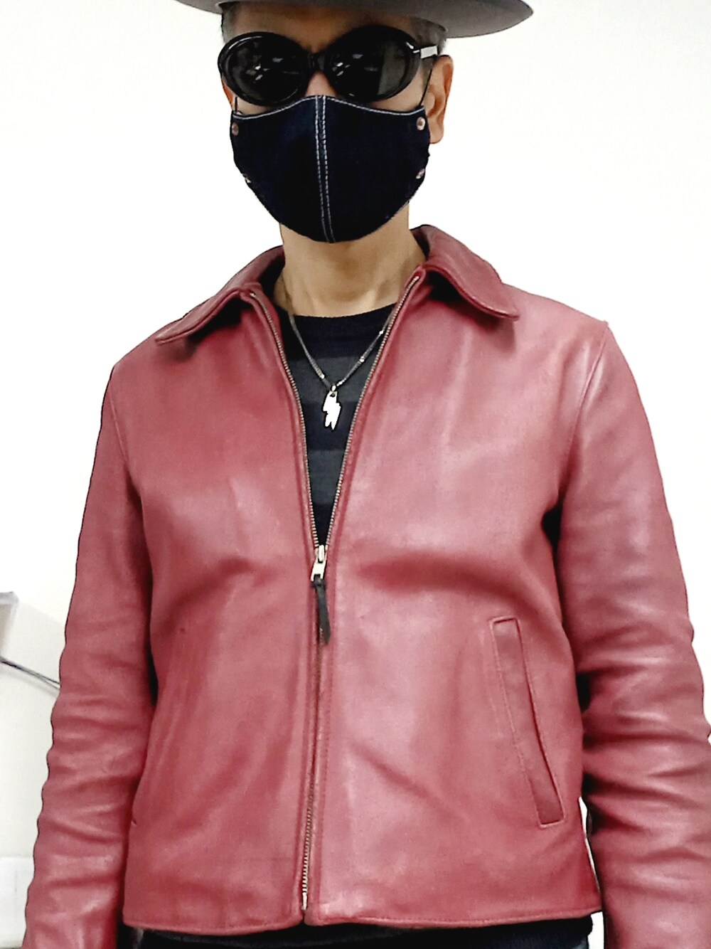 ブルー系のデニムパンツ、レッド系のブーツ、レッド系のライダースジャケットを着用したメンズの冬コーディネートの2枚目の写真