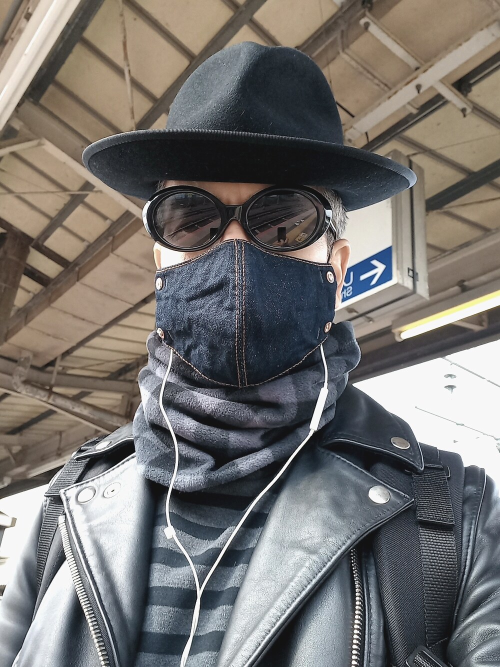 ブラック系のドレスシューズ、ブルー系のスラックス、ブラック系のライダースジャケットを着用したメンズの春コーディネートの4枚目の写真