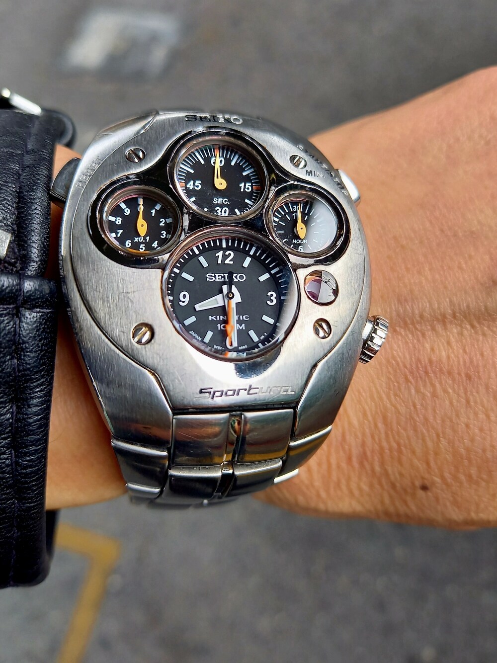 ブラック系のブーツ、ブラック系のデニムパンツ、ブラック系のライダースジャケットを着用したメンズの春コーディネートの4枚目の写真