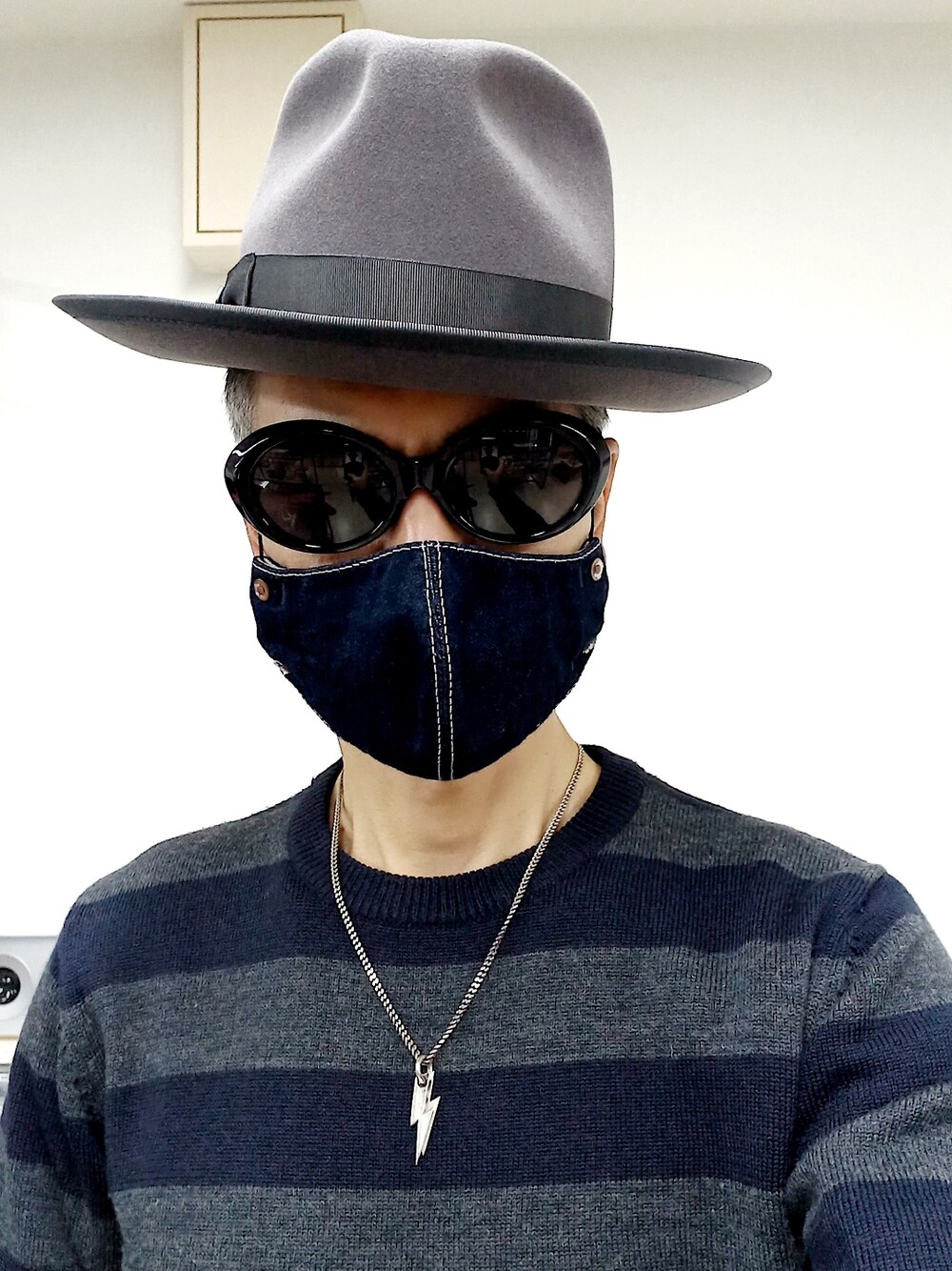 ブルー系のデニムパンツ、レッド系のブーツ、レッド系のライダースジャケットを着用したメンズの冬コーディネートの4枚目の写真