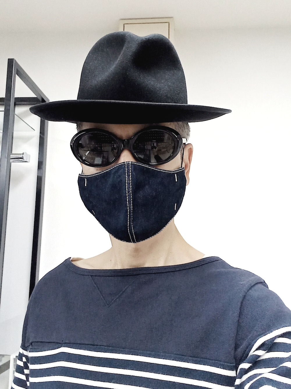 ブルー系のデニムパンツ、レッド系のブーツ、ブルー系のTシャツ/カットソーを着用したメンズの冬コーディネートの3枚目の写真