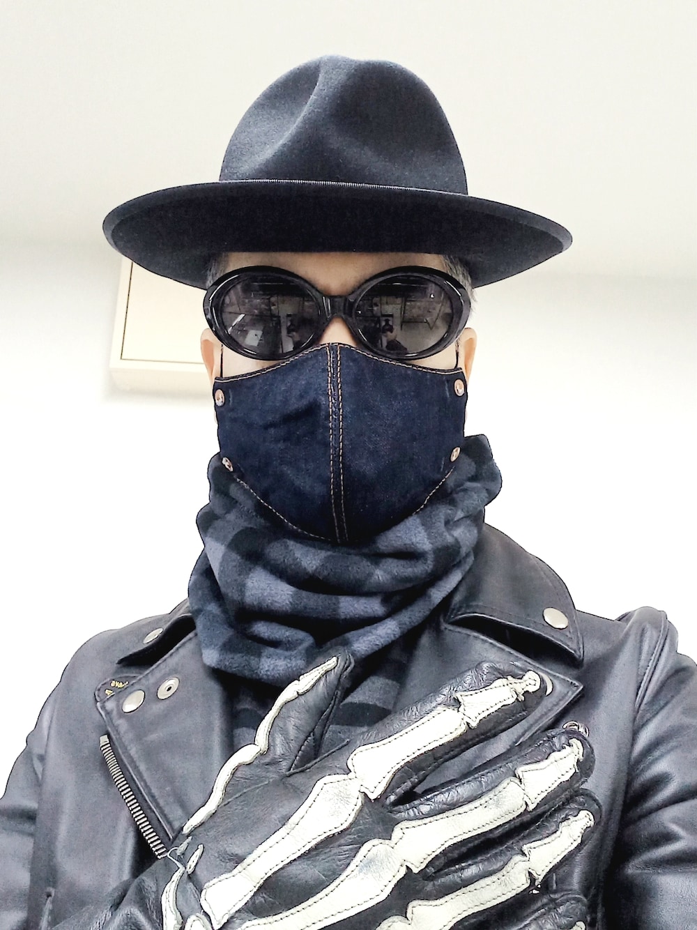 ブラック系のドレスシューズ、ブルー系のスラックス、ブラック系のライダースジャケットを着用したメンズの春コーディネートの3枚目の写真