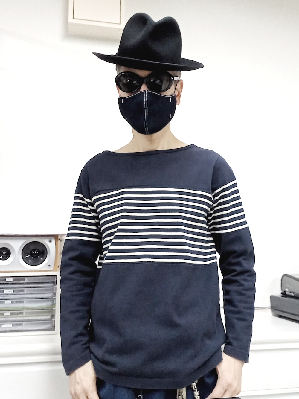 ブルー系のデニムパンツ、レッド系のブーツ、ブルー系のTシャツ/カットソーを着用したメンズの冬コーディネートの2枚目の写真