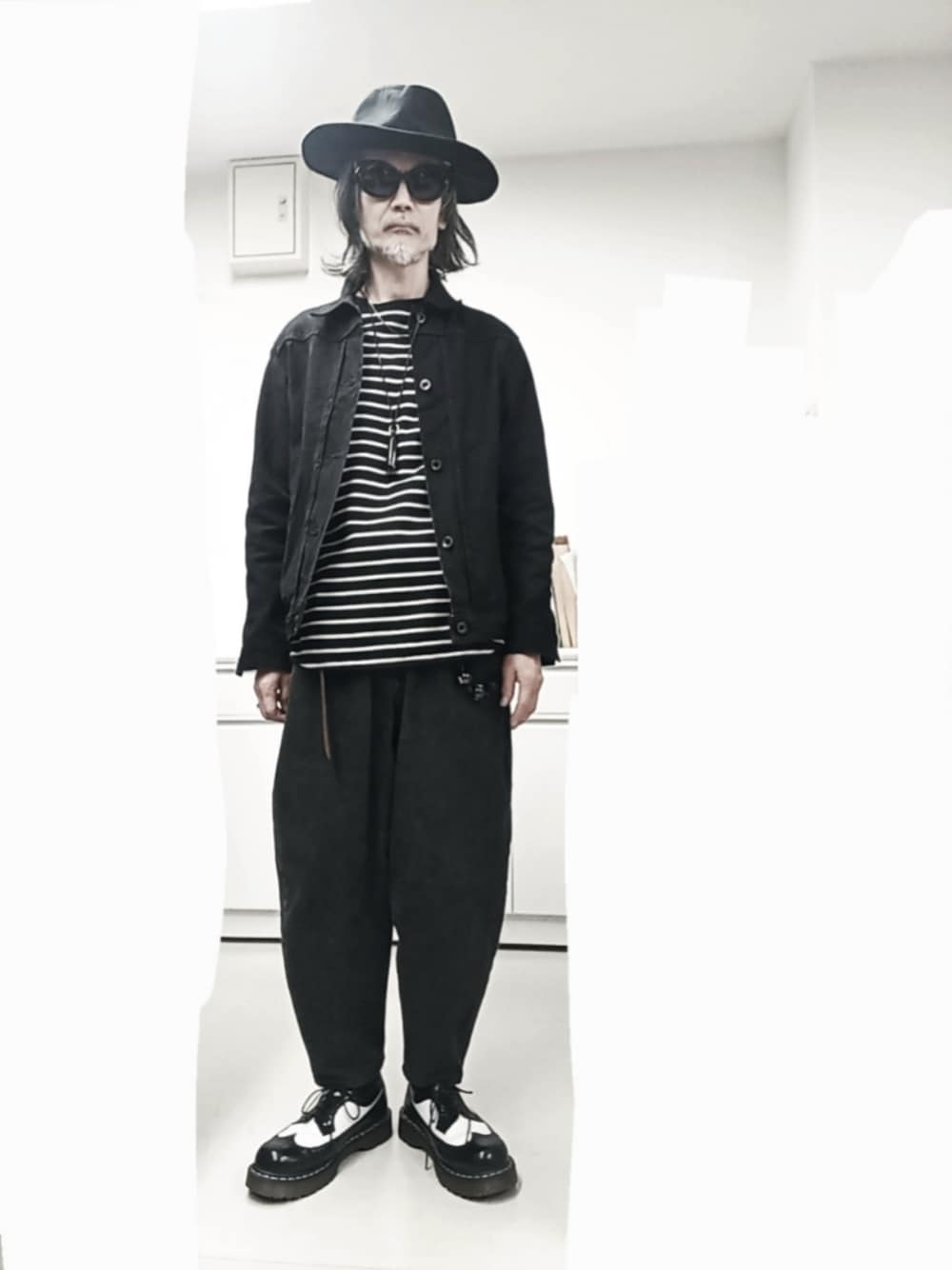 ブラック系のTシャツ/カットソー、ブラック系のデニムジャケット、ブラック系のデニムパンツを着用したメンズの秋コーディネートの1枚目の写真