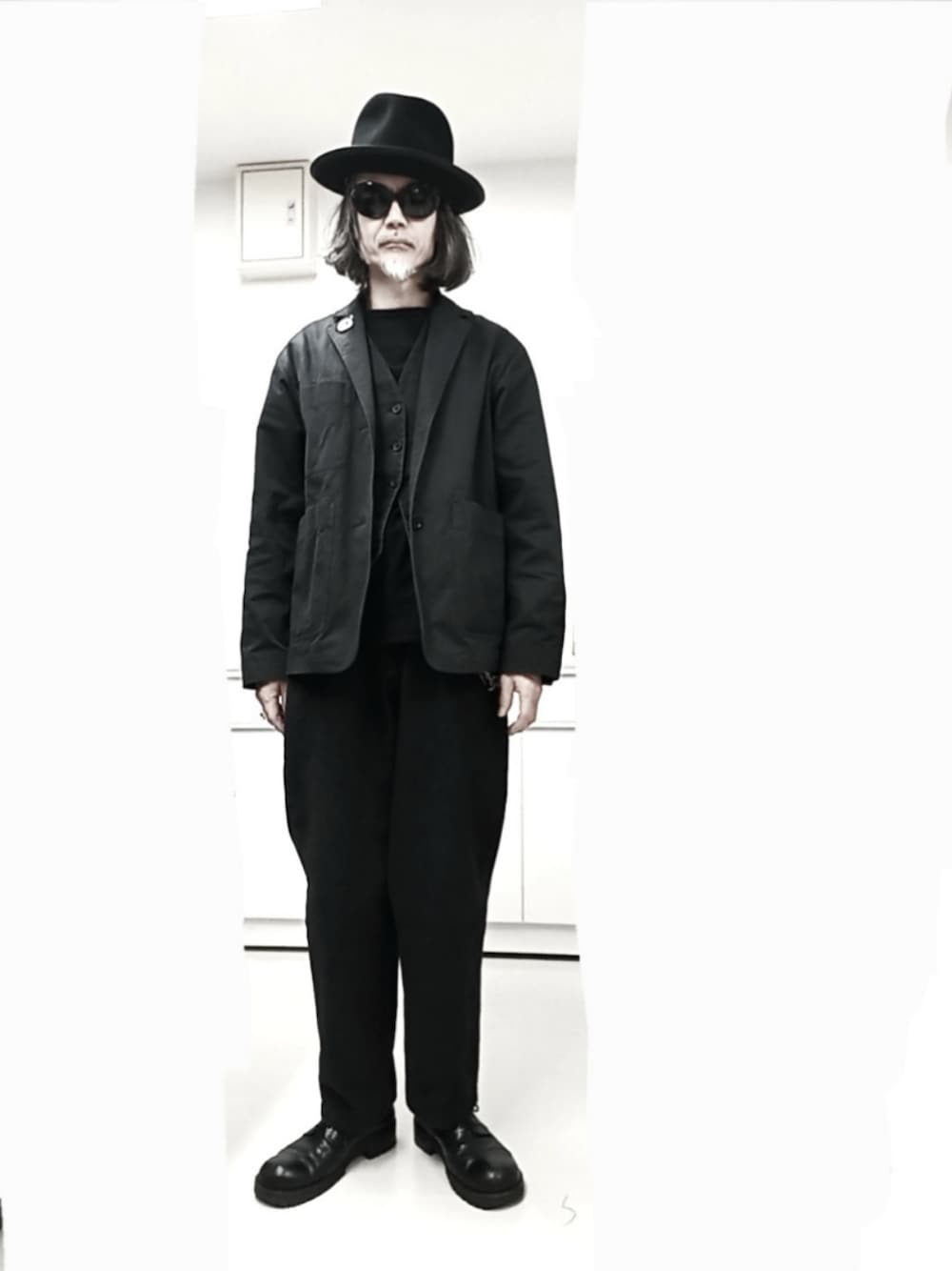 「ブラック、ジャケット、革靴、ハット、サングラス、ブラックデニム、古着、今日のコーデ」｜「MHL.のセカストで約5,000円　MEN MHL. WASHED COMPACT COTTON JACKET （テーラードジャケット、ブラック系）」を使った、2440046さん（骨格ナチュラル・メンズ・172cm）の春コーディネートの1枚目の写真