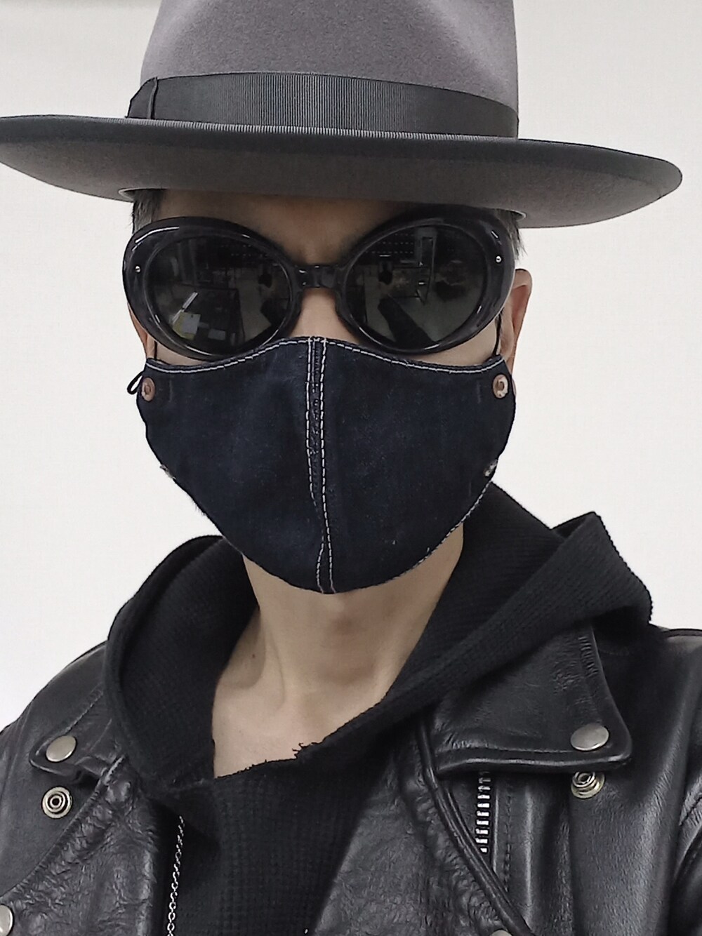 ブルー系のデニムパンツ、グレー系のスニーカー、ブラック系のTシャツ/カットソーを着用したメンズの冬コーディネートの3枚目の写真