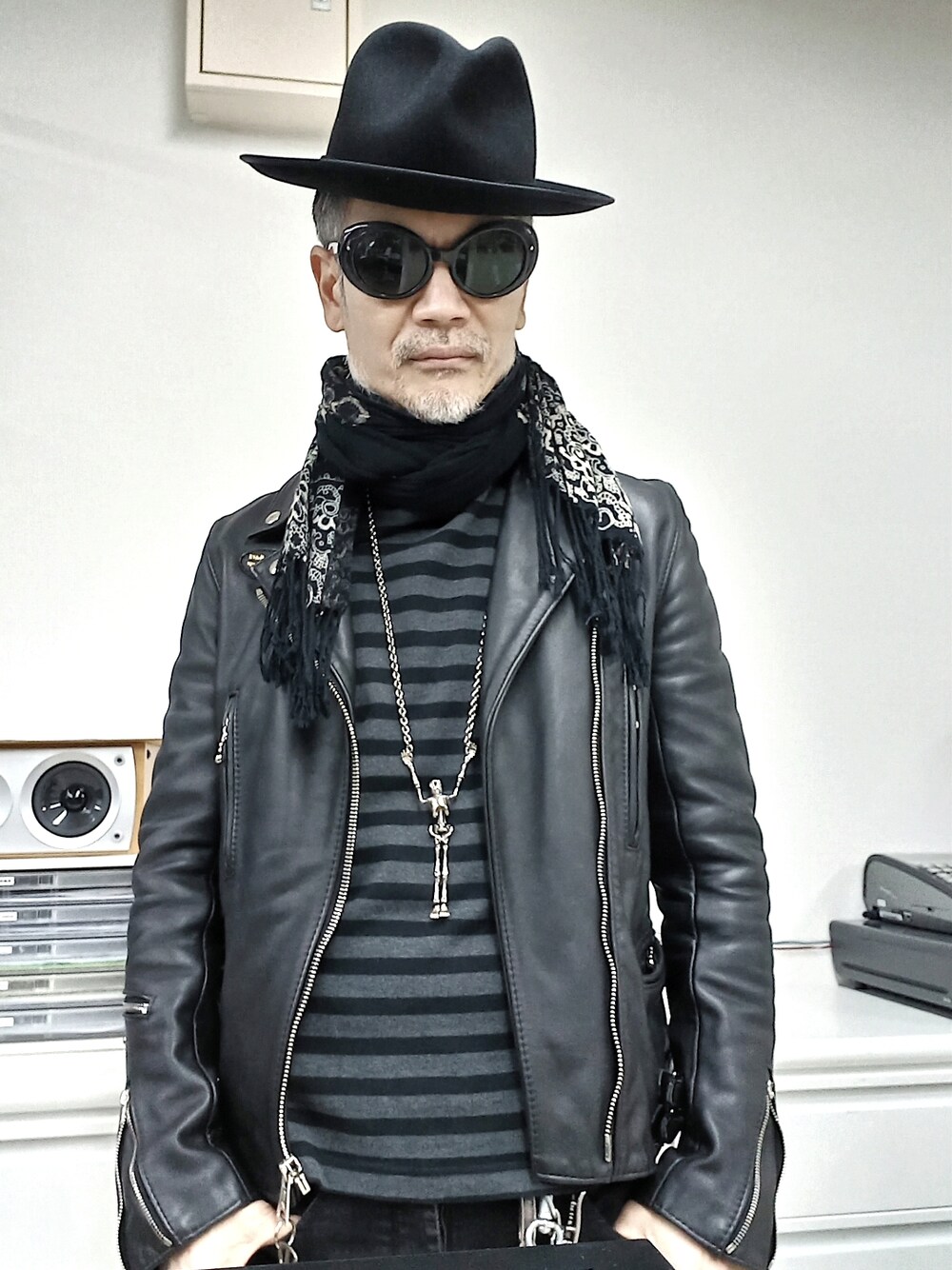 ブラック系のブーツ、ブラック系のデニムパンツ、ブラック系のライダースジャケットを着用したメンズの春コーディネートの3枚目の写真