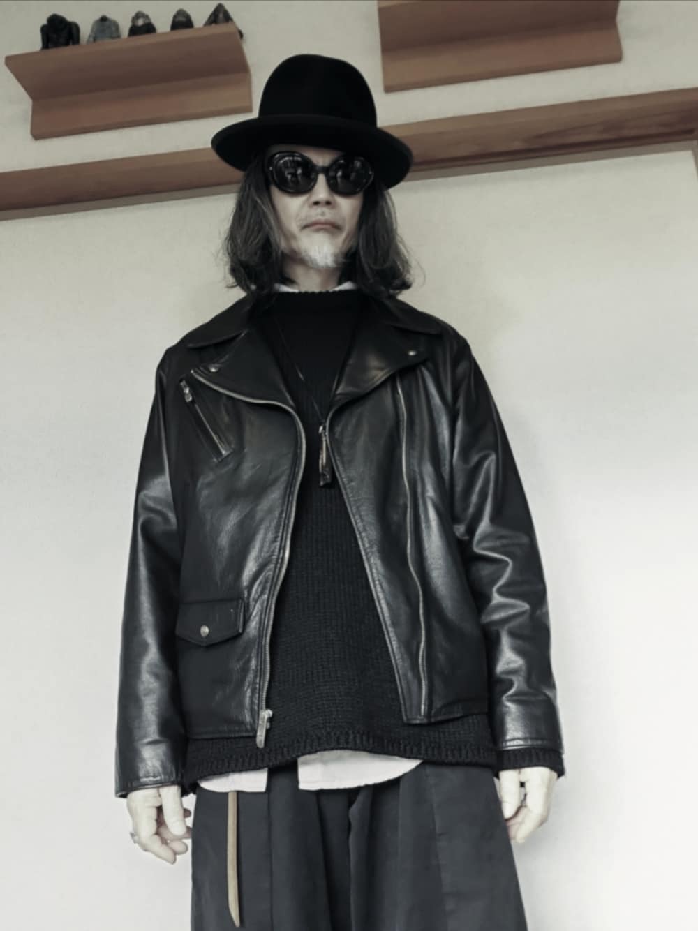 ブラック系のライダースジャケット、ブラック系のデニムパンツ、ブラック系のドレスシューズを着用したメンズの冬コーディネートの1枚目の写真