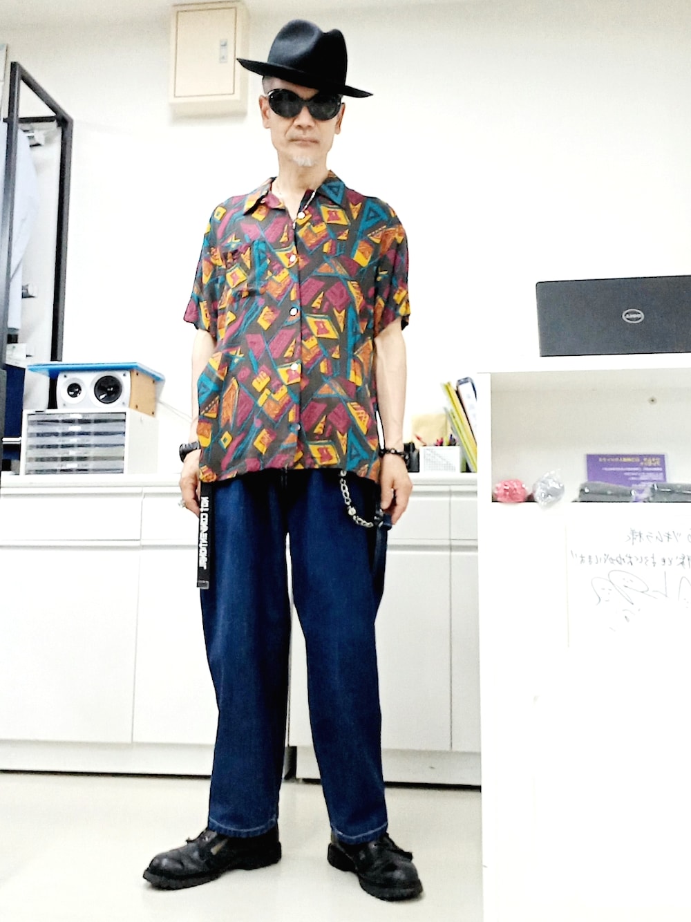 ブルー系のデニムパンツ、ブラウン系のシャツ/ブラウス、ブラック系のブーツを着用したメンズの夏コーディネートの1枚目の写真