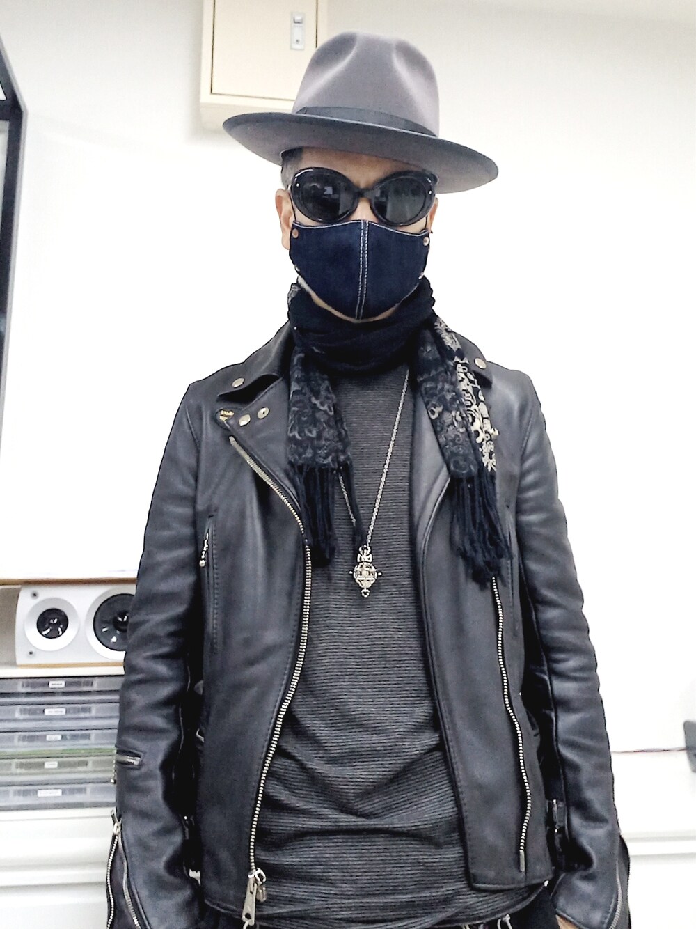 グレー系のスニーカー、ブラック系のカーゴパンツ、ホワイト系のTシャツ/カットソーを着用したメンズの春コーディネートの4枚目の写真