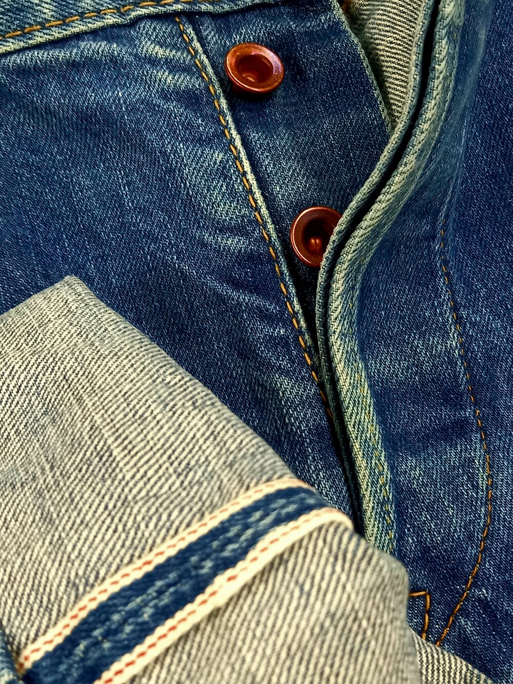 ブルー系のデニムパンツ、グレー系のスニーカー、ブラック系のTシャツ/カットソーを着用したメンズの冬コーディネートの4枚目の写真