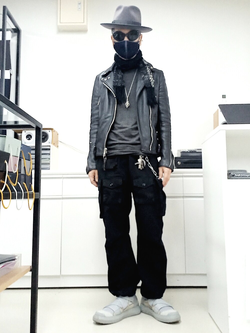 グレー系のスニーカー、ブラック系のカーゴパンツ、ホワイト系のTシャツ/カットソーを着用したメンズの春コーディネートの2枚目の写真