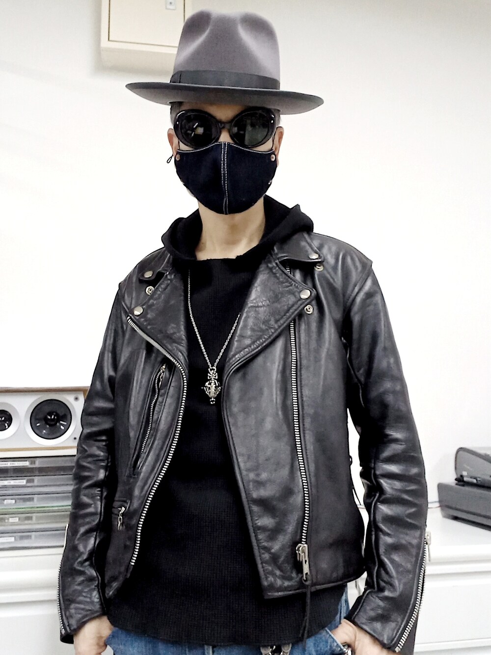 ブルー系のデニムパンツ、グレー系のスニーカー、ブラック系のTシャツ/カットソーを着用したメンズの冬コーディネートの2枚目の写真