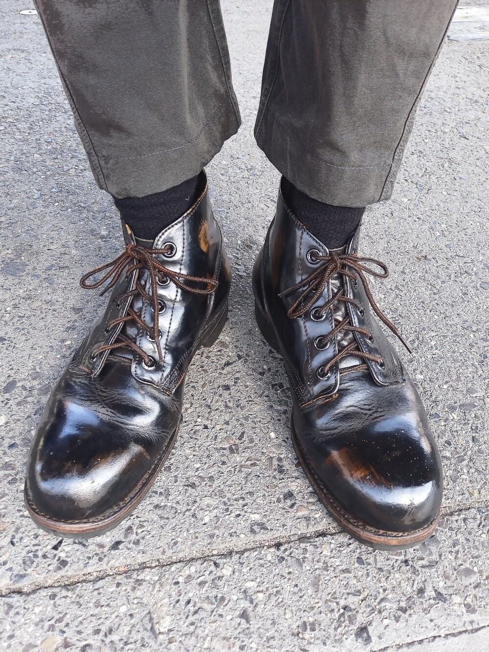 ブラック系のブーツ、ブラック系のライダースジャケット、ブラック系のチノパンツを着用したメンズの春コーディネートの5枚目の写真