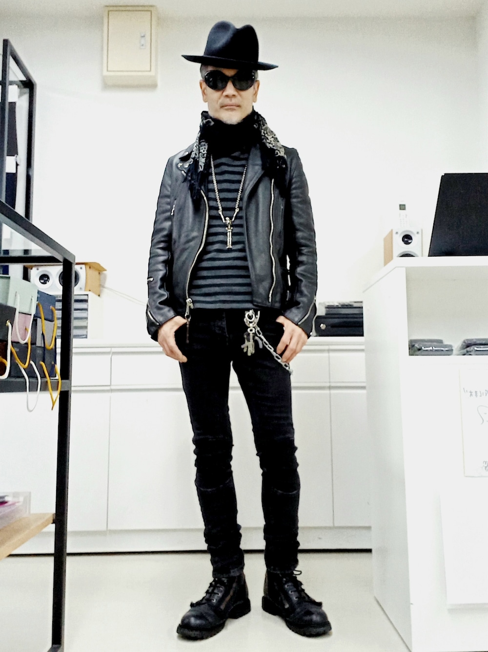 ブラック系のブーツ、ブラック系のデニムパンツ、ブラック系のライダースジャケットを着用したメンズの春コーディネートの2枚目の写真