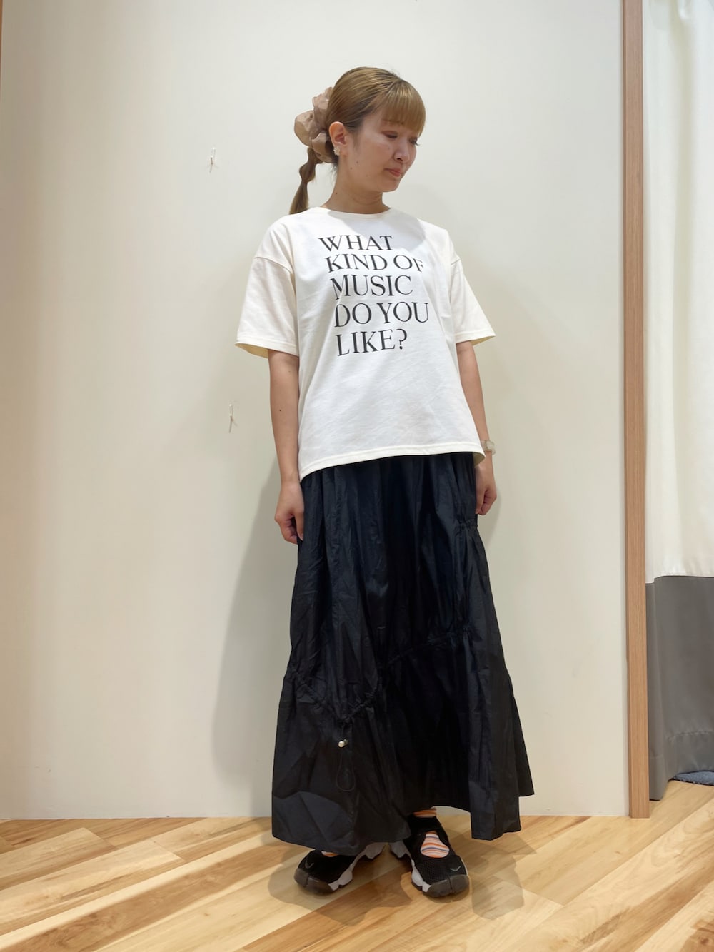 「夏コーデ、スカート、Tシャツ、blue、サマンサモスモスブルー」｜「Samansa Mos2 blueの【接触冷感】ロゴプリントTシャツ（Tシャツ/カットソー、ホワイト系）」を使った、maiさん（レディース・154cm）の夏コーディネートの1枚目の写真