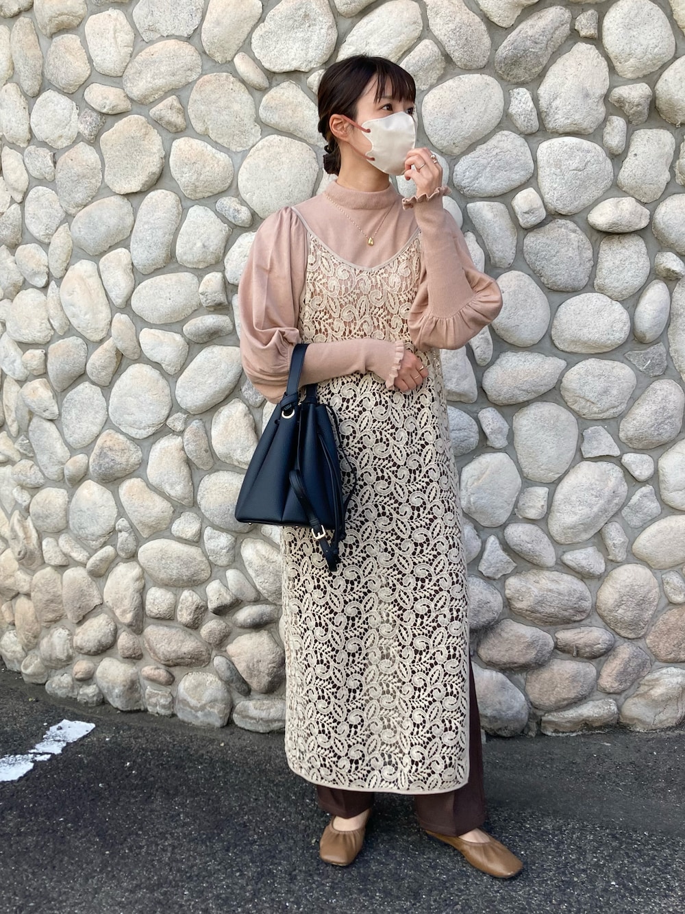 「秋先取りコーデ、オトナカワイイ、秋冬コーデ、骨格ウェーブ、淡色女子、ワンピースコーデ、レイヤードスタイル、レース、LAUIR、OLUPIC」｜「tukn.の柔らかい履き心地 ソフトギャザーパンプス / スクエアトゥフラットシューズ（パンプス、ブラウン系）」を使った、なっぴーさん（レディース・159cm）の秋コーディネートの1枚目の写真