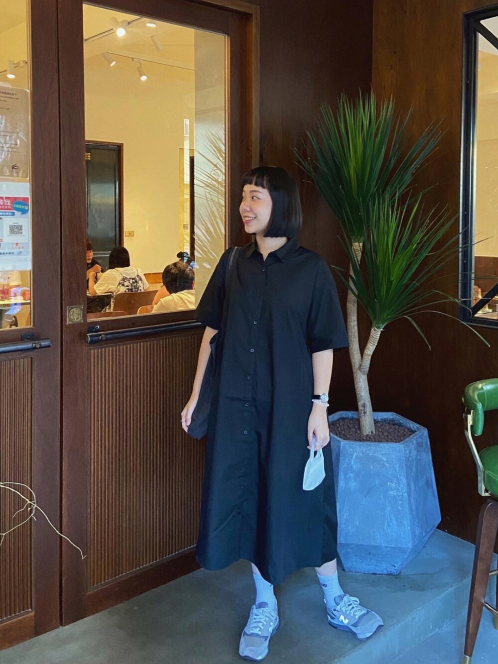「New Balance、ootd、洋裝、日系極簡」｜「GUのアイテム（シャツ/ブラウス、ブラック系）」を使った、Deng さん（レディース・160cm）の秋コーディネートの1枚目の写真