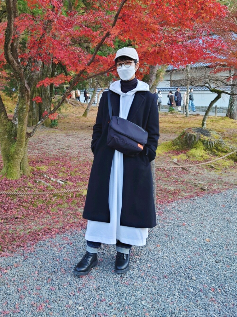 「カジュアルコーデ、オトナカジュアル、ゆるコーデ、秋冬コーデ、ブーツ、デニムパンツ、メンズライク、レイヤードスタイル、チェスターコート、タートルネック、ワンピース、パーカー、キャップ、おでかけ、ショルダーバッグ」｜「ROOMのアイテム（キャップ、ベージュ系）」を使った、sudachiさん（レディース・158cm）の秋コーディネートの1枚目の写真