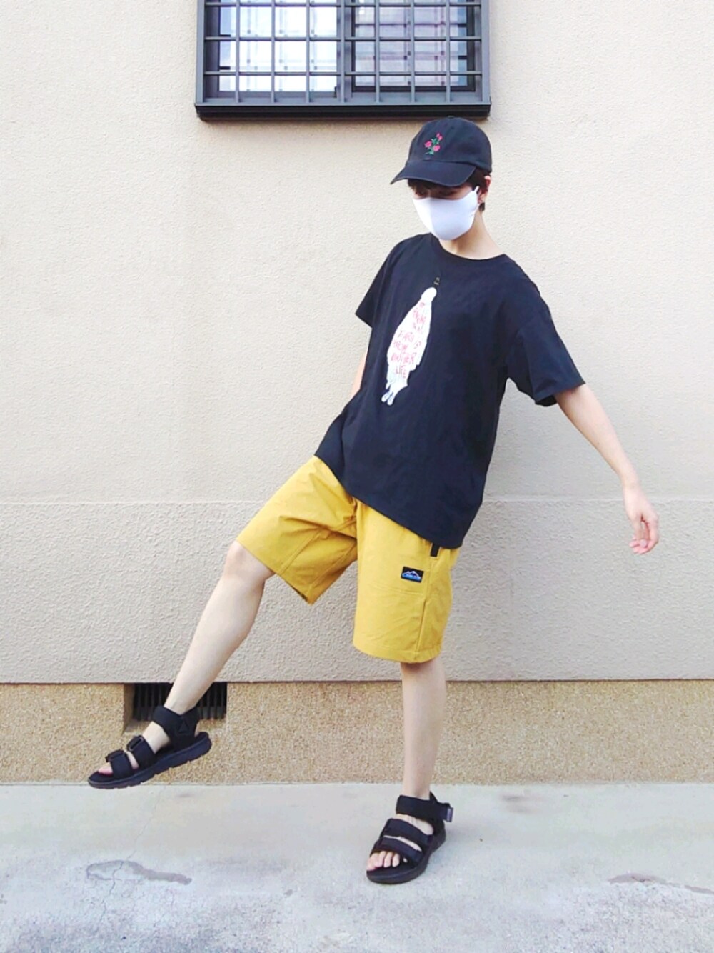 「夏コーデ、ラフコーデ、キャップ、スポーツサンダル、ハーフパンツ、Tシャツ、バンドT、フェススタイル、ボーイッシュ、メンズライク」｜「Whitneyのアイテム（キャップ、ブラック系）」を使った、sudachiさん（レディース・158cm）の夏コーディネートの1枚目の写真
