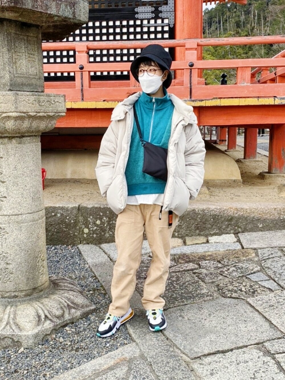 「秋冬コーデ、今日のコーデ、カジュアルコーデ、オーバーサイズ、ビッグシルエット、レイヤードスタイル、メンズライク、ハイネック、カラーニット、スニーカーコーデ、ハーフジップ、ダウンジャケット、バケットハット、コーデュロイ、ホワイト」｜「URBAN RESEARCH DOORSのアイテム（帽子、ブラック系）」を使った、sudachiさん（レディース・158cm）の冬コーディネートの1枚目の写真