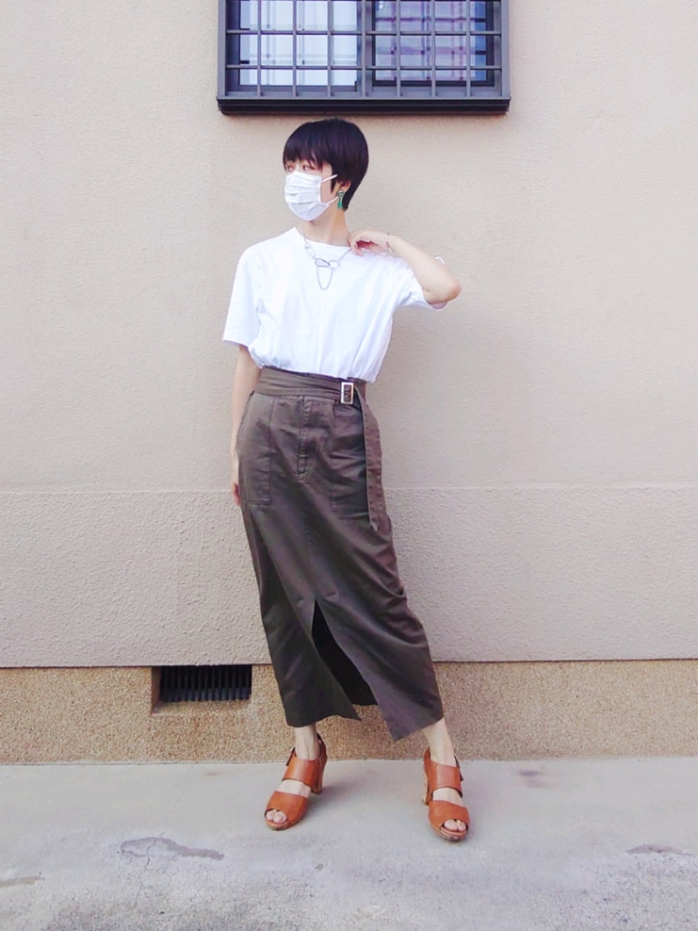 「夏、白Tシャツ、タイトスカート、サンダル、ネックレス、シンプル、オトナカジュアル、オトナ女子、ベリーショート、夏コーデ、カジュアルコーデ」｜「HANESのHanes/へインズ 【BEEFY/ビーフィー】 無地 2P クルーネック 半袖Tシャツ/パックT/2枚組（Tシャツ/カットソー、ホワイト系）」を使った、sudachiさん（レディース・158cm）の夏コーディネートの1枚目の写真