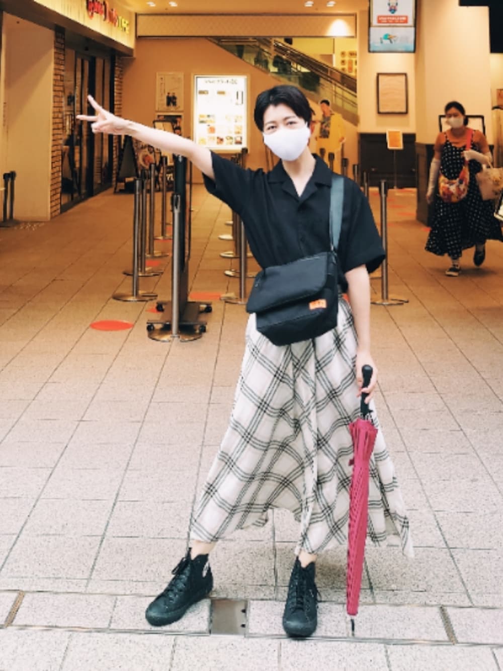 「夏コーデ、シンプルコーデ、スカートコーデ、ショートヘア、シャツスタイル、ロングスカート、雨の日コーデ、オープンカラーシャツ」｜「東急ハンズ 別注 ユニバーサルオーバーオールのアイテム（ショルダーバッグ、ブラック系）」を使った、sudachiさん（レディース・158cm）の夏コーディネートの1枚目の写真