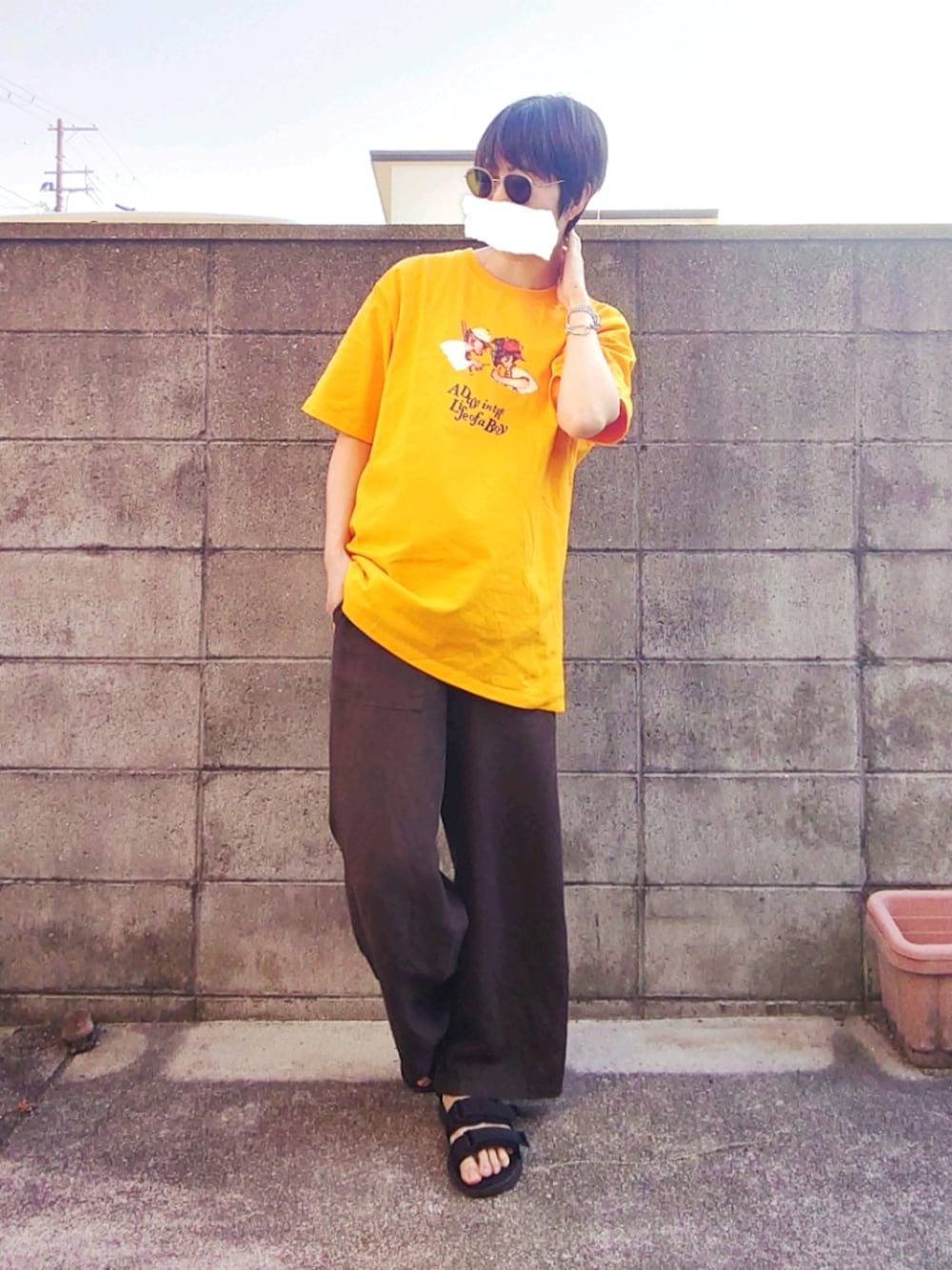 「夏、カジュアル、ネオンカラー、Tシャツ、リネン、パンツスタイル、サングラス、ボーイッシュ、メンズライク、スポーツサンダル」｜「le.coeur blancのレーヨンリネンイージーワイドパンツ（その他パンツ、ブラウン系）」を使った、sudachiさん（レディース・158cm）の夏コーディネートの1枚目の写真