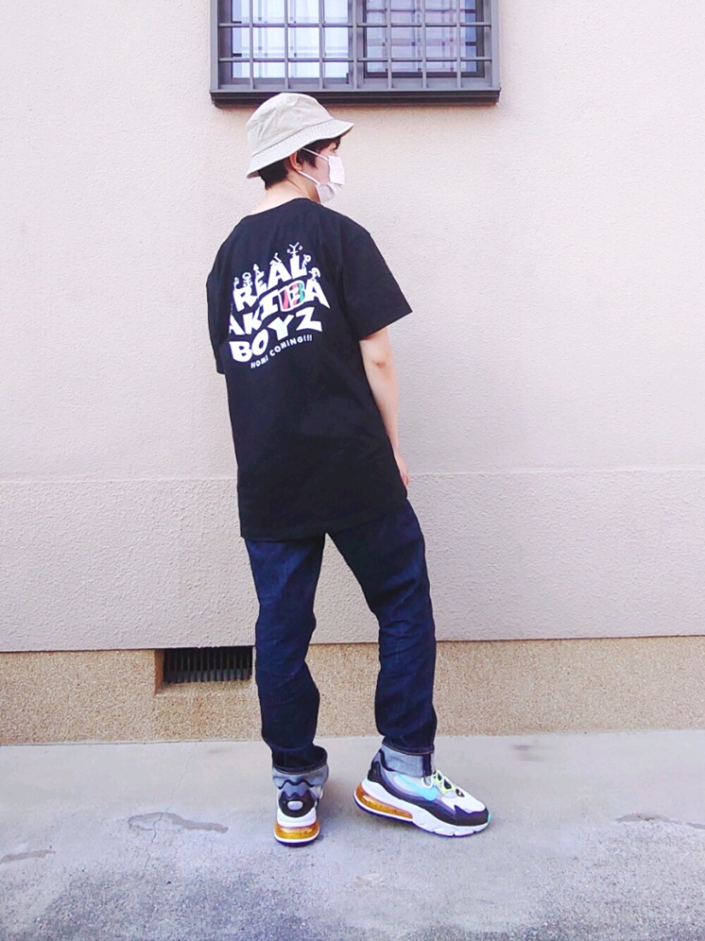「カジュアルコーデ、NIKE、Tシャツ、バンドT、スニーカー、ジーンズ、バケットハット、メンズライク、ボーイッシュ、ストリート」｜「URBAN RESEARCH DOORSのアイテム（デニムパンツ、ブルー系）」を使った、sudachiさん（レディース・158cm）の夏コーディネートの1枚目の写真