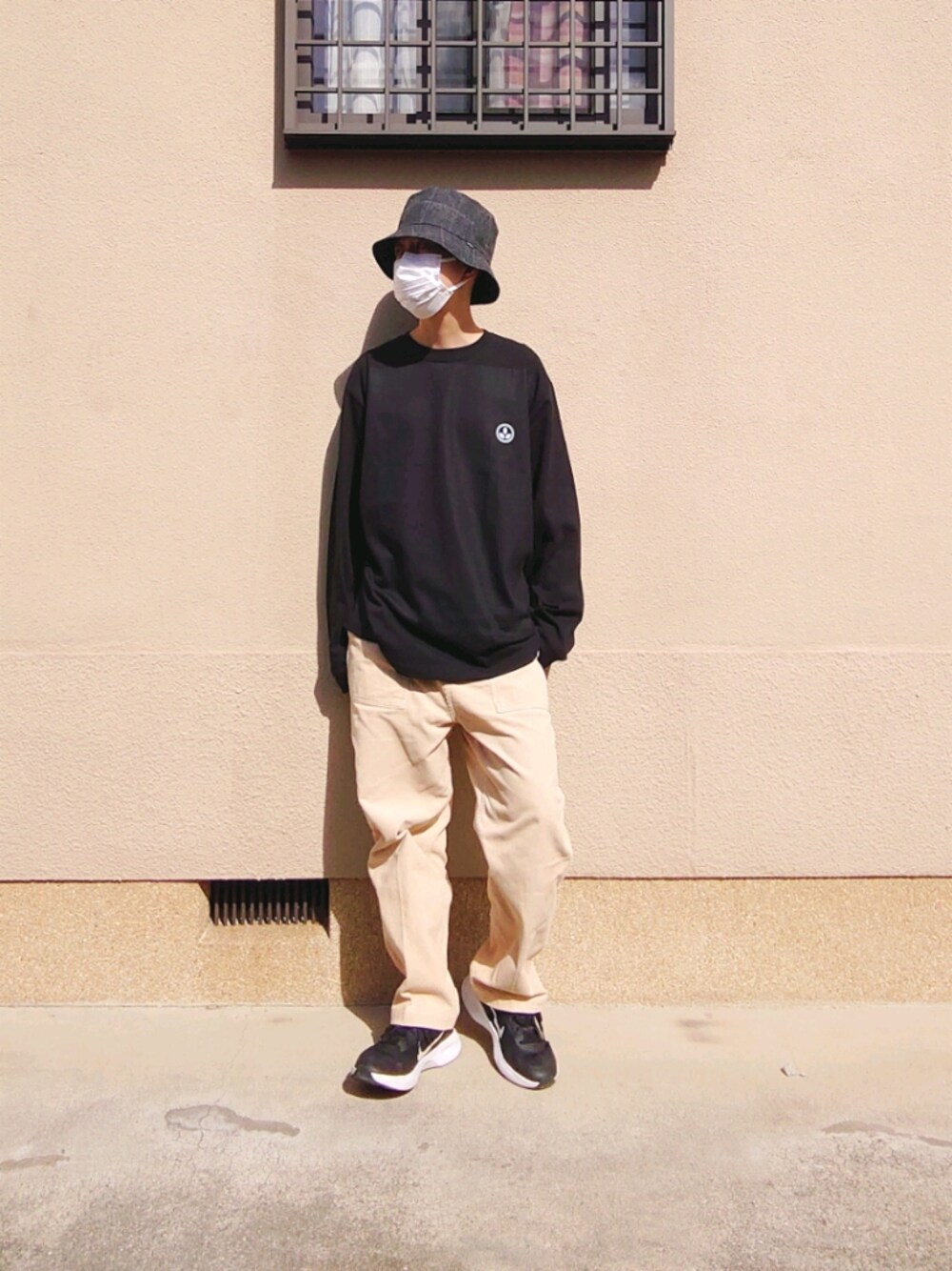 「今日のコーデ、パンツスタイル、秋服、シンプル、カジュアルコーデ、スニーカーコーデ、モノトーン、メンズライク、パンツコーデ、ブラック、チェック、ロンT、バケットハット、グルカパンツ、ボーイッシュ」｜「URBAN RESEARCH DOORSのアイテム（帽子、ブラック系）」を使った、sudachiさん（レディース・158cm）の秋コーディネートの1枚目の写真