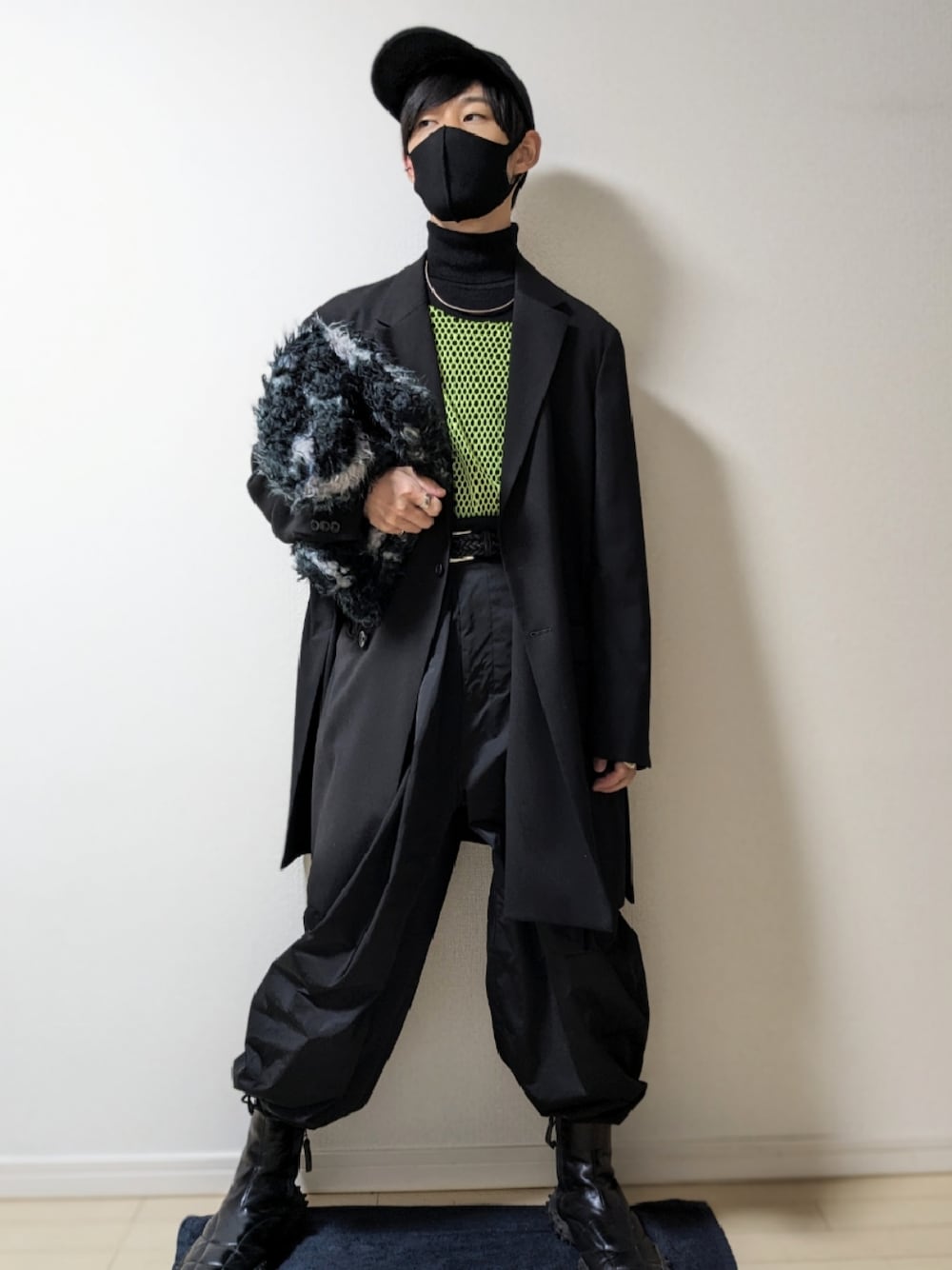 「SHINYAKOZUKAのアイテム（カーゴパンツ、ブラック系）」を使った、AAaaさん（メンズ・168cm）の秋コーディネートの1枚目の写真