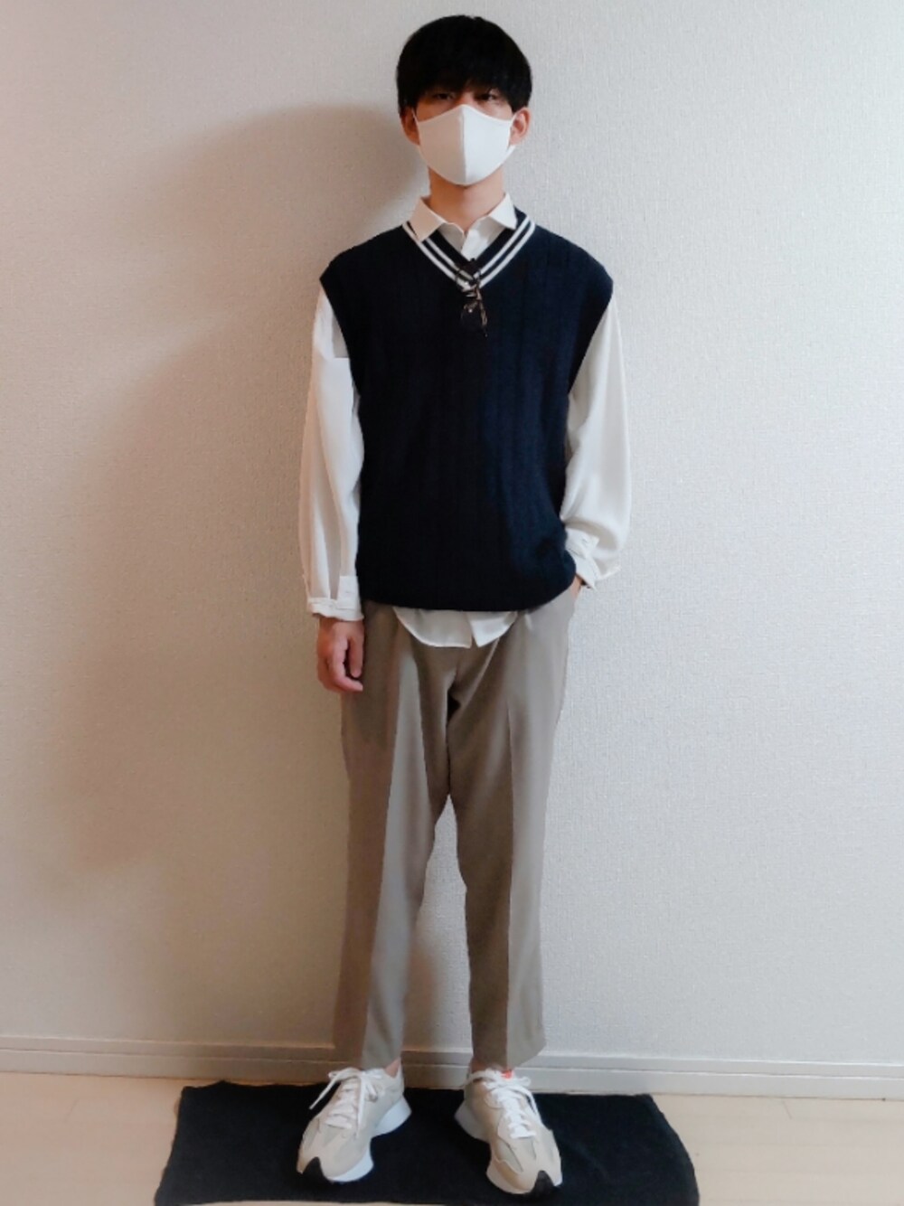 「ベスト、秋コーデ」｜「UNIQLOのアイテム（ニット/セーター、ブルー系）」を使った、AAaaさん（メンズ・168cm）の秋コーディネートの1枚目の写真