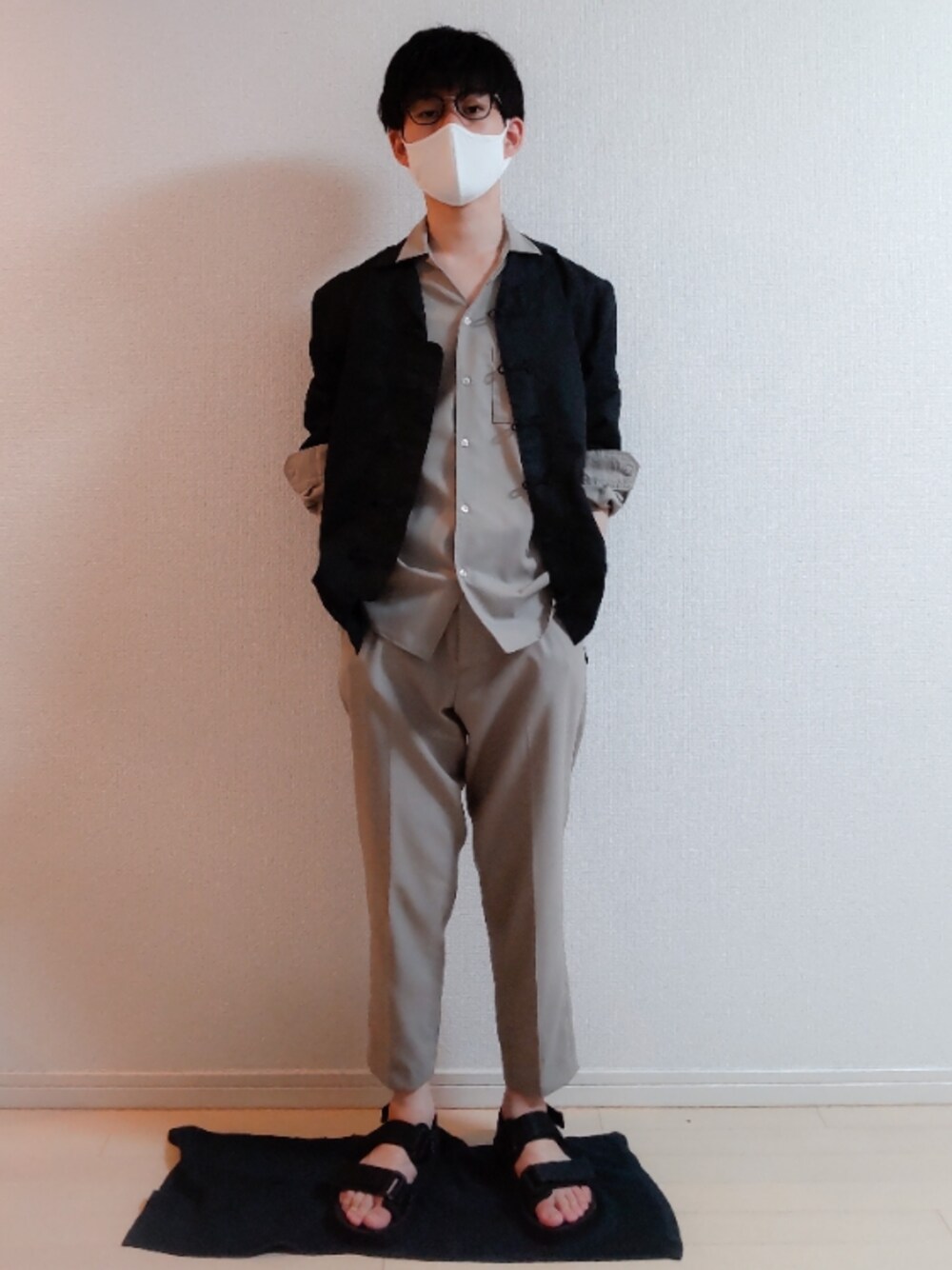 ブラック系のシャツ/ブラウス、ベージュ系のシャツ/ブラウス、ベージュ系のその他パンツを着用したメンズの夏コーディネートの1枚目の写真