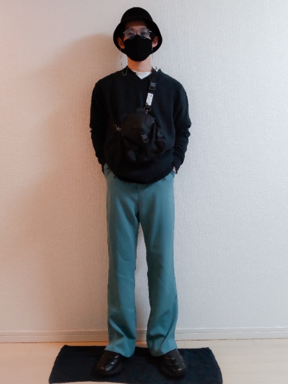 「秋コーデ、ミニバッグ」｜「DISCOVEREDのDISCOVERED Carsey Stretch Pajama Pants（その他パンツ、グリーン系）」を使った、AAaaさん（メンズ・168cm）の秋コーディネートの1枚目の写真