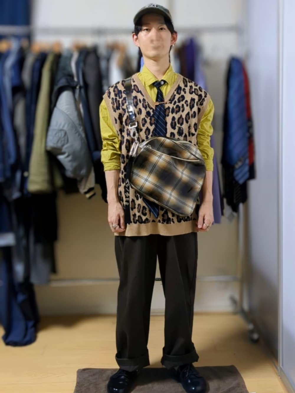 その他のネクタイピン、ブラウン系のショルダーバッグ、グリーン系のキャップを着用したメンズの秋コーディネートの1枚目の写真