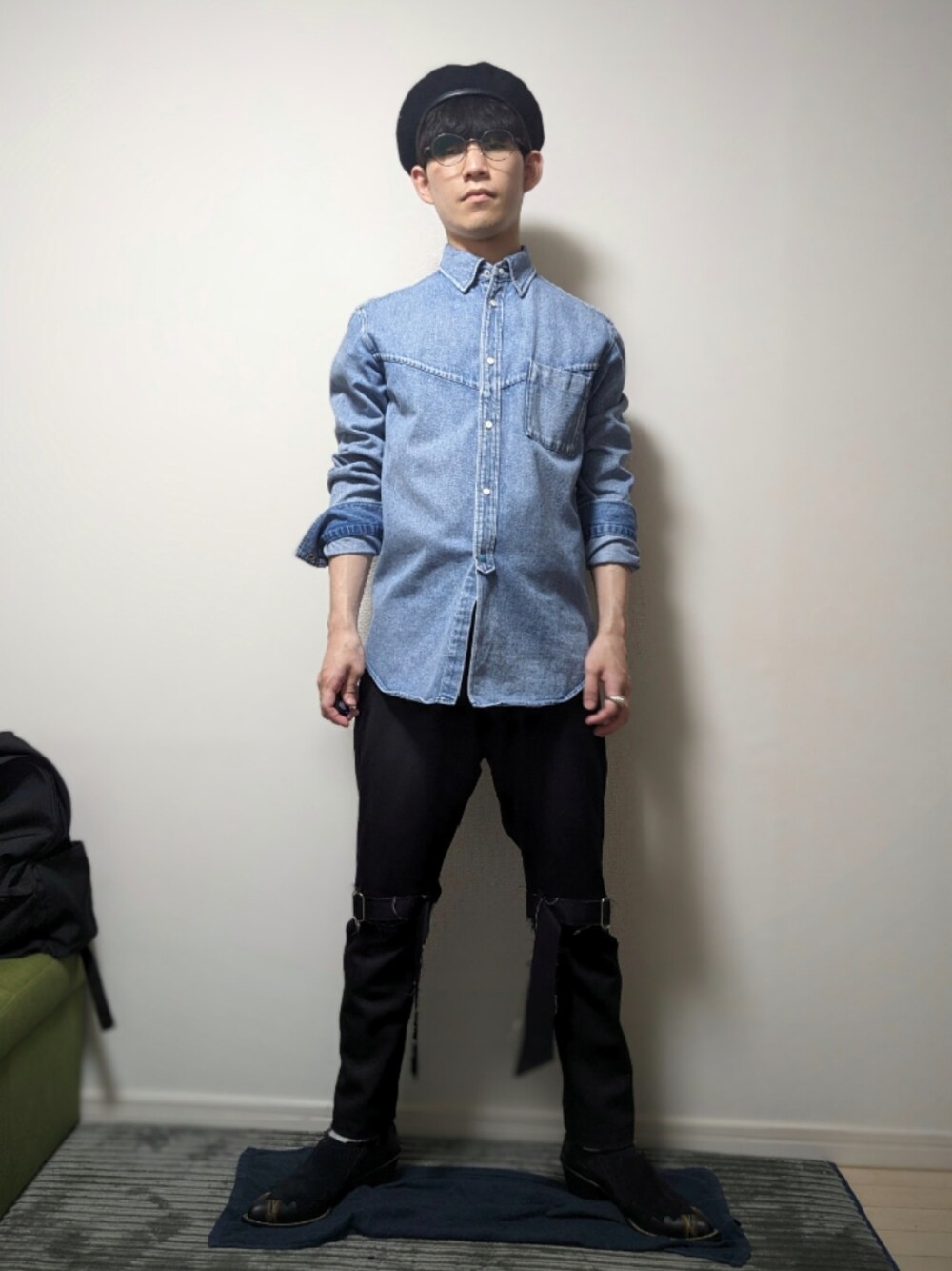 「春コーデ、シンプル」｜「sulvamの【sulvam/サルバム】Classic bandage pants 21SS（スラックス、ブラック系）」を使った、AAaaさん（メンズ・168cm）の夏コーディネートの1枚目の写真