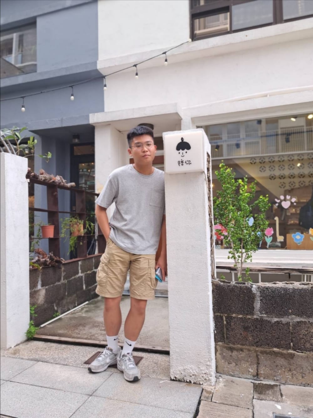 グレー系のTシャツ/カットソー、ベージュ系のパンツ、グレー系のスニーカーを着用したメンズの秋コーディネートの1枚目の写真