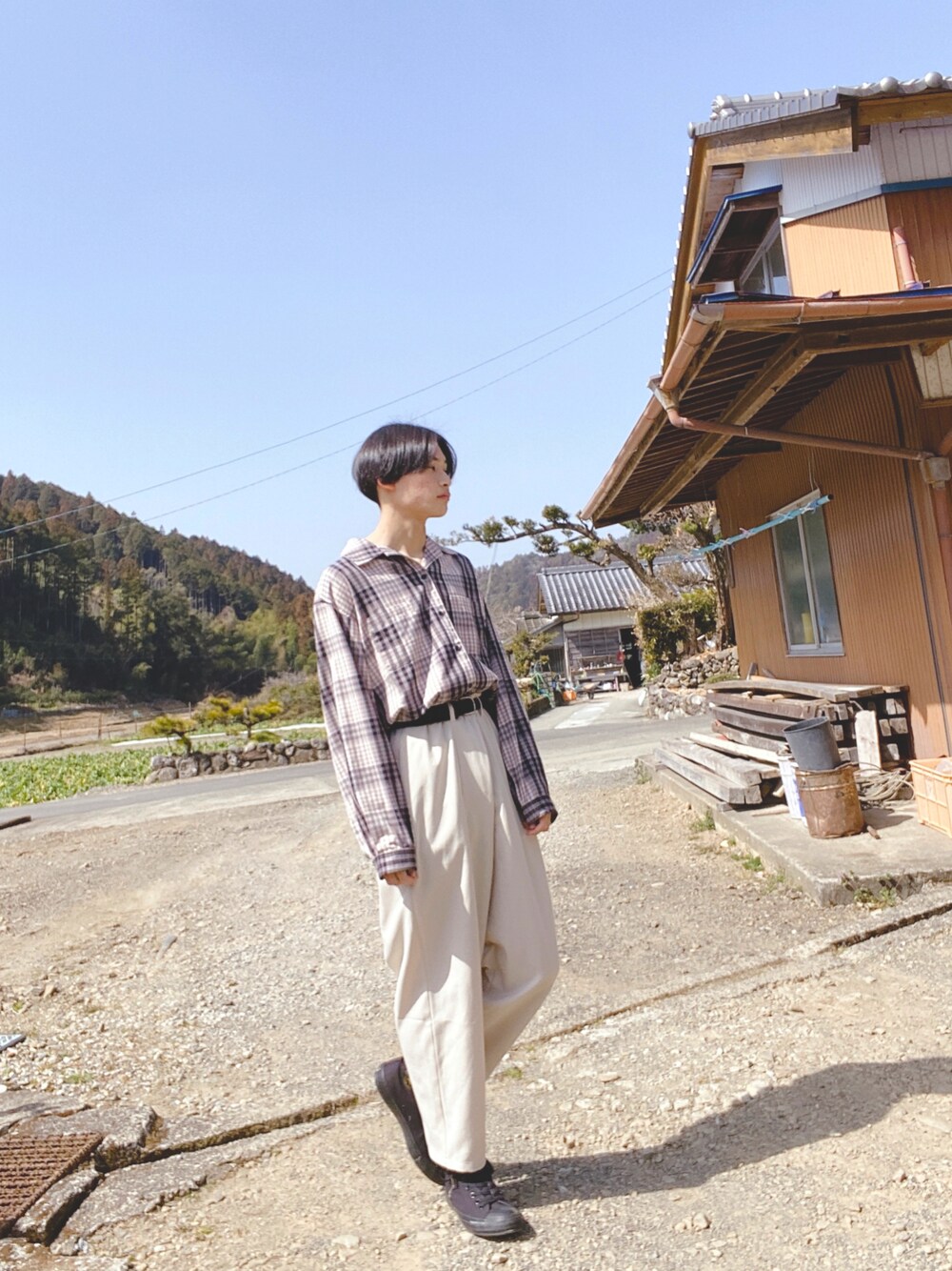 「シンプルコーデ、おしゃれさんと繋がりたい、ゆるコーデ、チェック、タックイン、プチプラ、春コーデ、白パンツ、トレンド」｜「GUのバルーンパンツ（パンツ、ホワイト系）」を使った、masaさん（メンズ・174cm）の春コーディネートの1枚目の写真