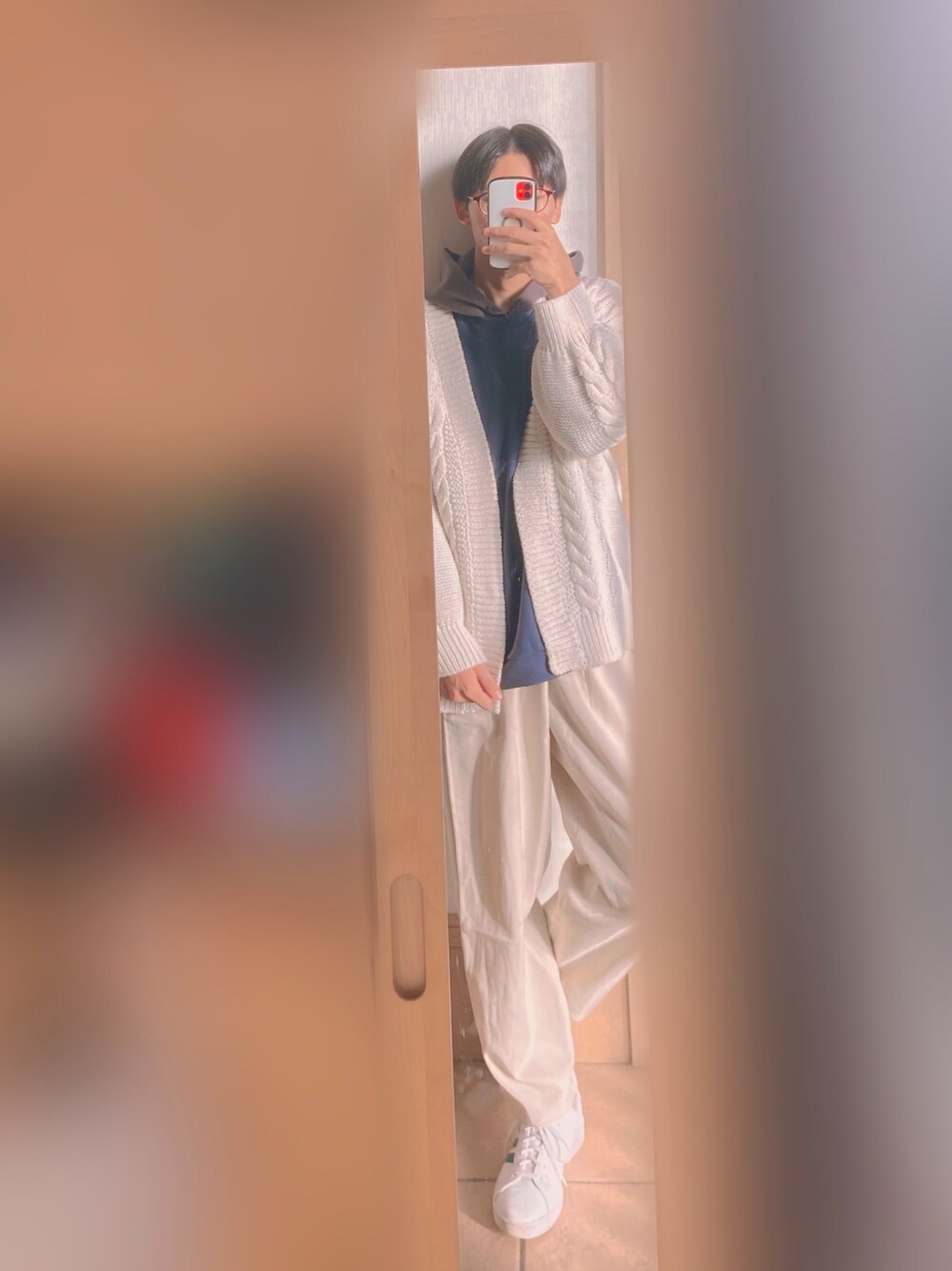 「秋のコーデ、カジュアル、おしゃれさんと繋がりたい、スニーカーコーデ、プチプラコーデ、冬コーデ、秋冬コーデ、スラックス、ビッグシルエット、ゆるコーデ、カーディガン」｜「GUのバルーンパンツ（パンツ、ホワイト系）」を使った、masaさん（メンズ・174cm）の秋コーディネートの1枚目の写真