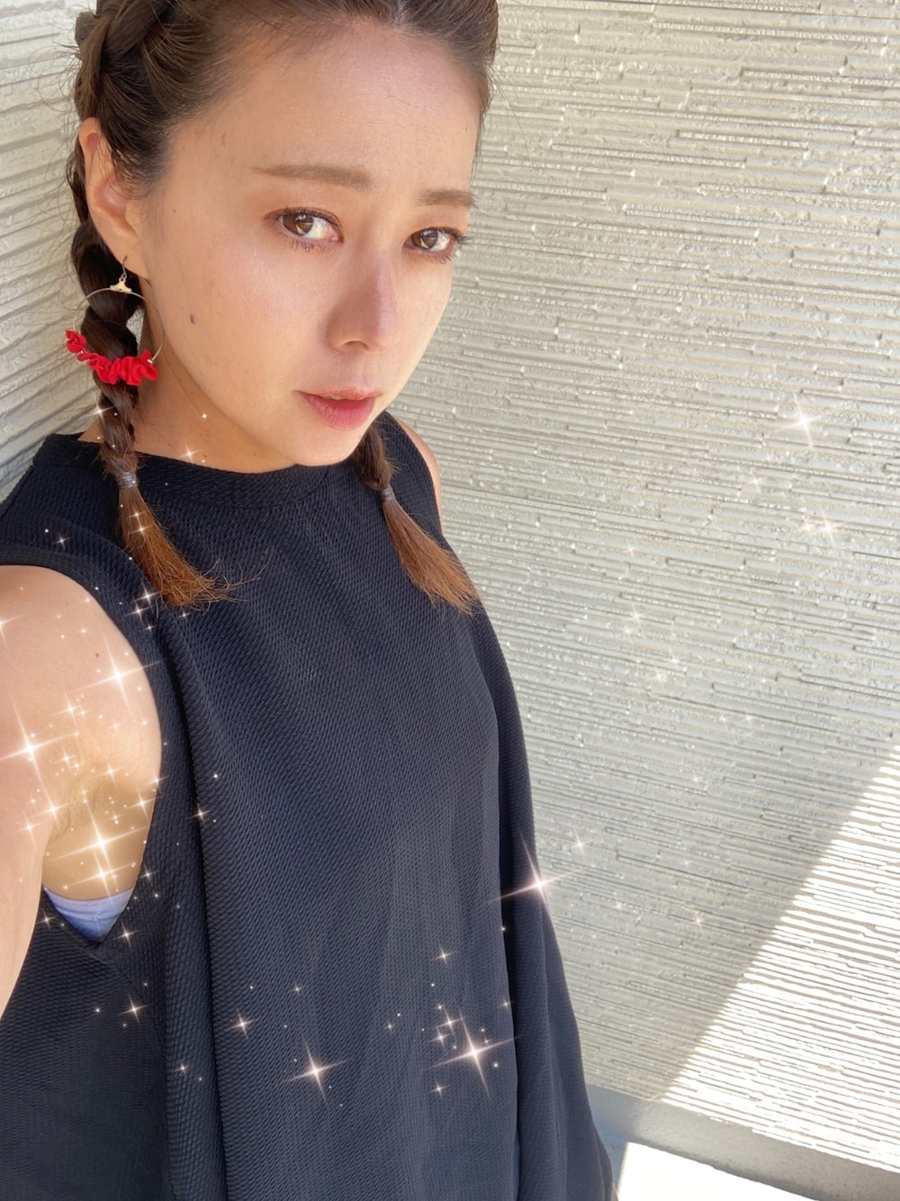 「ママコーデ」｜「coca（coca）のエンボス加工ノースリーブAラインチュニック（Tシャツ/カットソー、ブラック系）」を使った、I love surf  さん（レディース・163cm）の夏コーディネートの1枚目の写真
