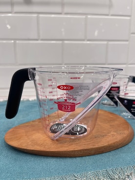「212 KITCHEN STORE（トゥワントゥキッチンストア）のアングルドメジャーカップ 500ml ＜OXO オクソー／212K限定ロゴ入り＞（キッチンツール、その他）」を使った、shino.7さん（レディース・160cm）の夏コーディネート