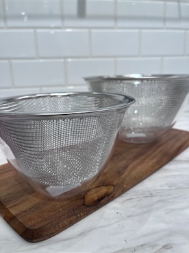 「212 KITCHEN STORE（トゥワントゥキッチンストア）のガラスのようなボウル&ステンレスザル平縁15cm ＜365methods サンロクゴメソッド＞（キッチンツール、その他）」を使った、shino.7さん（レディース・160cm）の春コーディネート