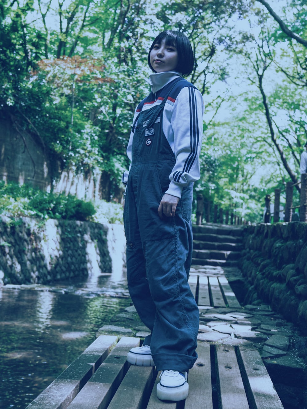 「adidas、adidas originals、厚底シューズ、トラックジャケット、ジャージ、おしゃれさんと繋がりたい、休日スタイル、低身長、青、ストリート、いいね、save、フォローお願いします🤑、いいね返し、オーバーオール、ラフ、サブカル」｜「adidas Originalsのアイテム（スニーカー、ホワイト系）」を使った、mikuさん（レディース・154cm）の春コーディネートの1枚目の写真