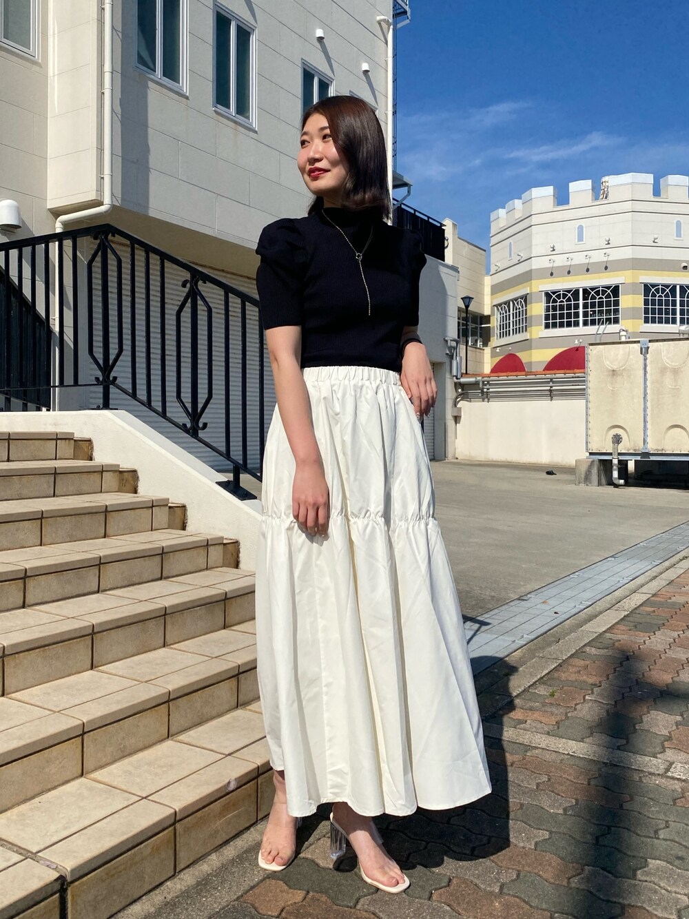 「モノトーン、モード、きれいめカジュアル、韓国ファッション、休日スタイル、フレアスカート、ティアード、ティアードスカート、ボリューム袖、クリアサンダル、プチプラ、シンプルコーデ、高身長女子、高身長コーデ、オトナ女子」｜「prose verseのギャザーティアードフレアスカート（スカート、ホワイト系）」を使った、Tsudaさん（レディース・167cm）の夏コーディネートの1枚目の写真