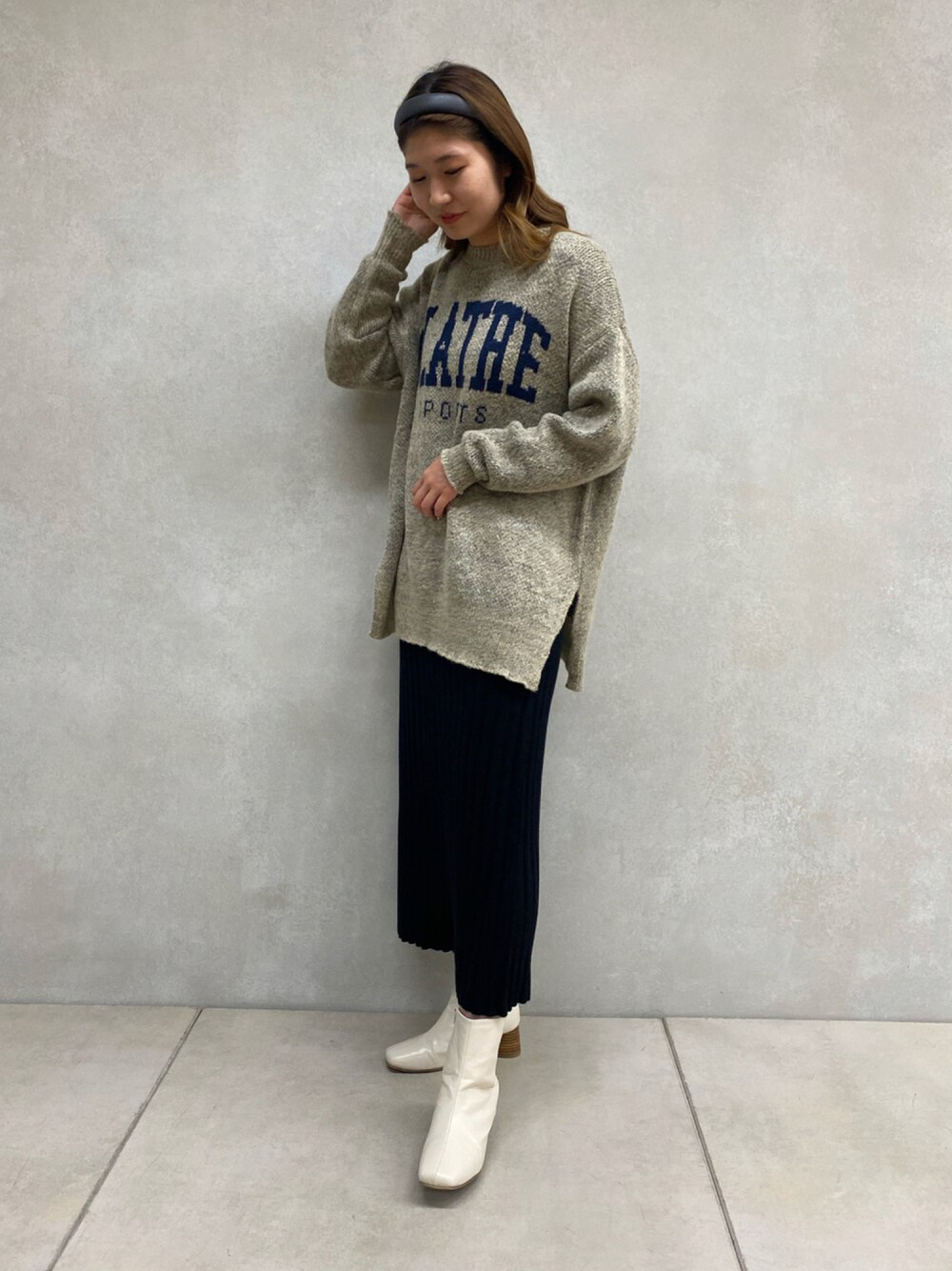 「ブラウン、ニットスカート、休日スタイル、プチプラ、カチューシャ、ニット、スクエアトゥ、ブーツ、秋コーデ、高身長女子、シンプル、シンプルコーデ、ロゴ、ロング丈、カジュアル」｜「prose verseのカレッジロゴジャガードニット（ニット/セーター、ベージュ系）」を使った、Tsudaさん（レディース・167cm）の秋コーディネートの1枚目の写真