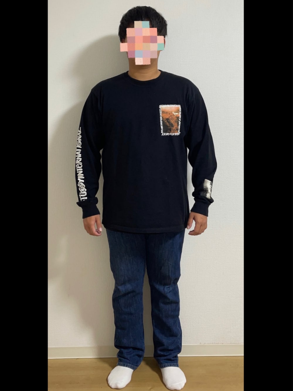 「Tシャツ、デニムパンツ」｜「STUSSYのアイテム（Tシャツ/カットソー、ブラック系）」を使った、tnk0225wakkirさん（メンズ・170cm）の冬コーディネートの1枚目の写真